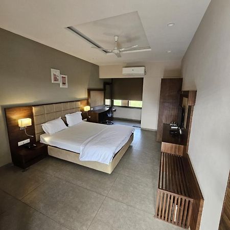 Club Azzurro Resort - Nalsarovar Nānodra 外观 照片